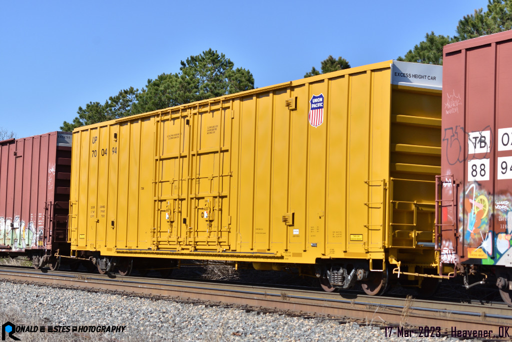 PRN2023030222_400 Union Pacific UP 700494 Box Car 68’ 5” Excess Height double door plug 